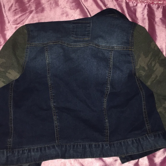 Jean jacket w/ camo sleeves and hood - Picture 4 of 5